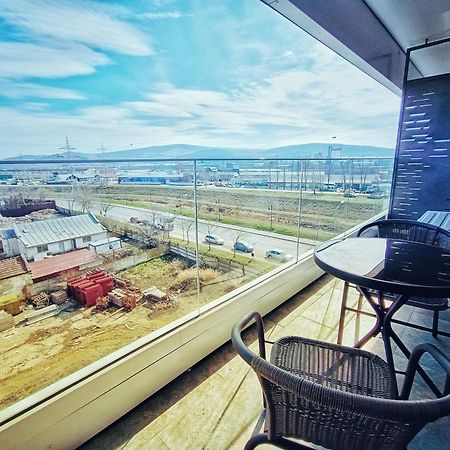 Super Apartments Near Airport With Shop & Free Parking Iasi Bagian luar foto