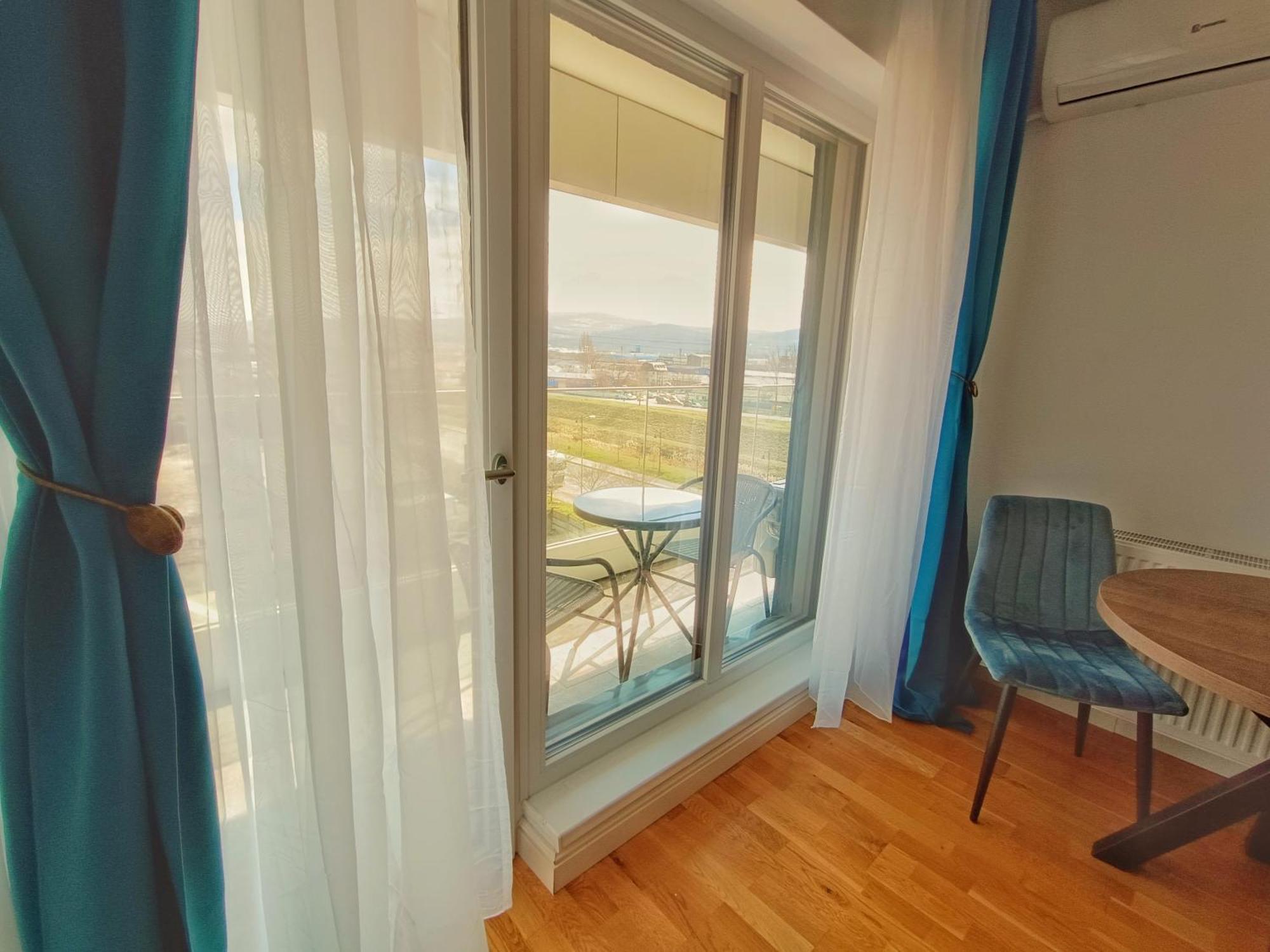 Super Apartments Near Airport With Shop & Free Parking Iasi Bagian luar foto